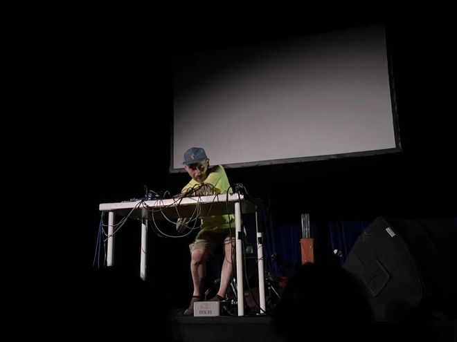 近百万一个高中辍学生的实验音乐乌托邦开元ky棋牌案例｜“你和我”：三年亏(图5)