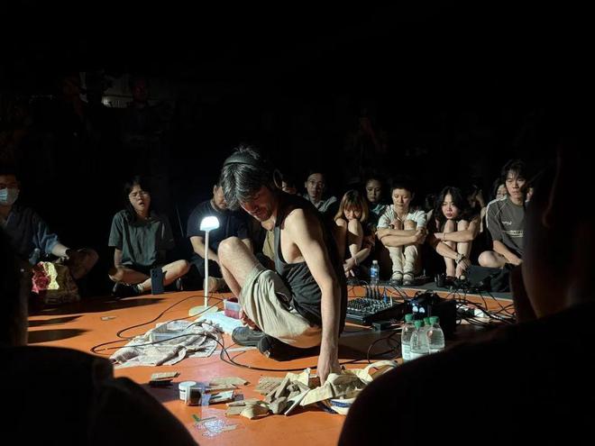 近百万一个高中辍学生的实验音乐乌托邦开元ky棋牌案例｜“你和我”：三年亏(图9)